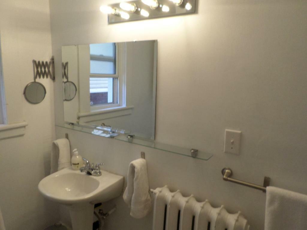 Beautiful, Clean, Quiet 2 Br-In Downtown Ottawa. Parking, Wifi And Netflix Included Daire Dış mekan fotoğraf